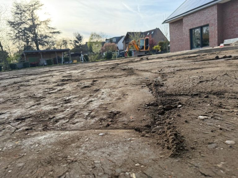 Erdarbeiten Gartenbereich modellieren in Dinslaken – Oliver Wessels Dienstleistungen