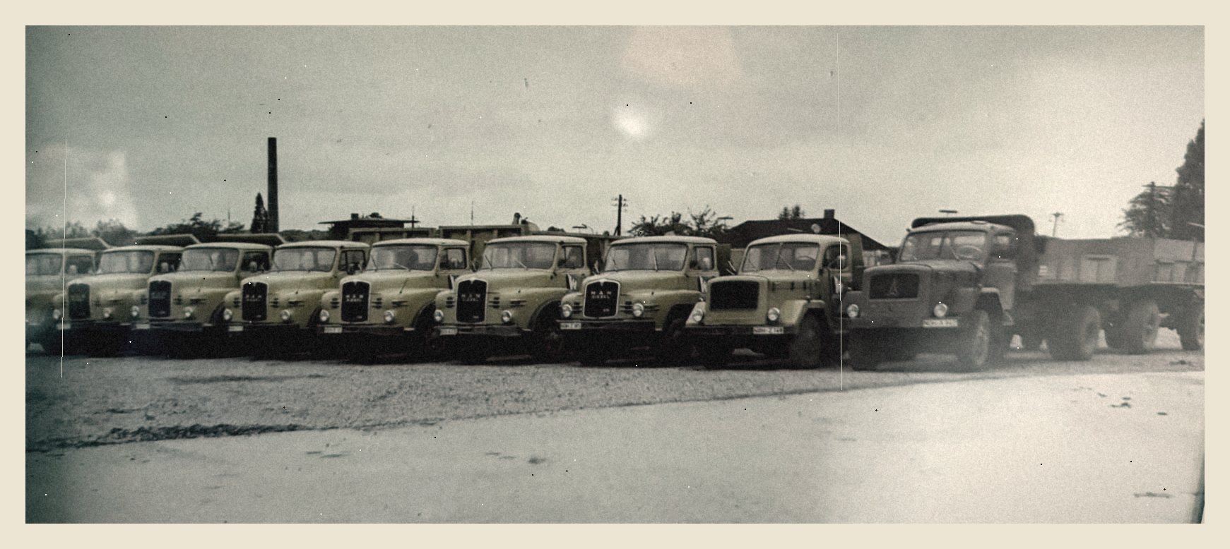 Historisches Foto: Kipper-Fuhrpark der Firma Wessels mit MAN-Hauberfahrzeugen in Schüttorf