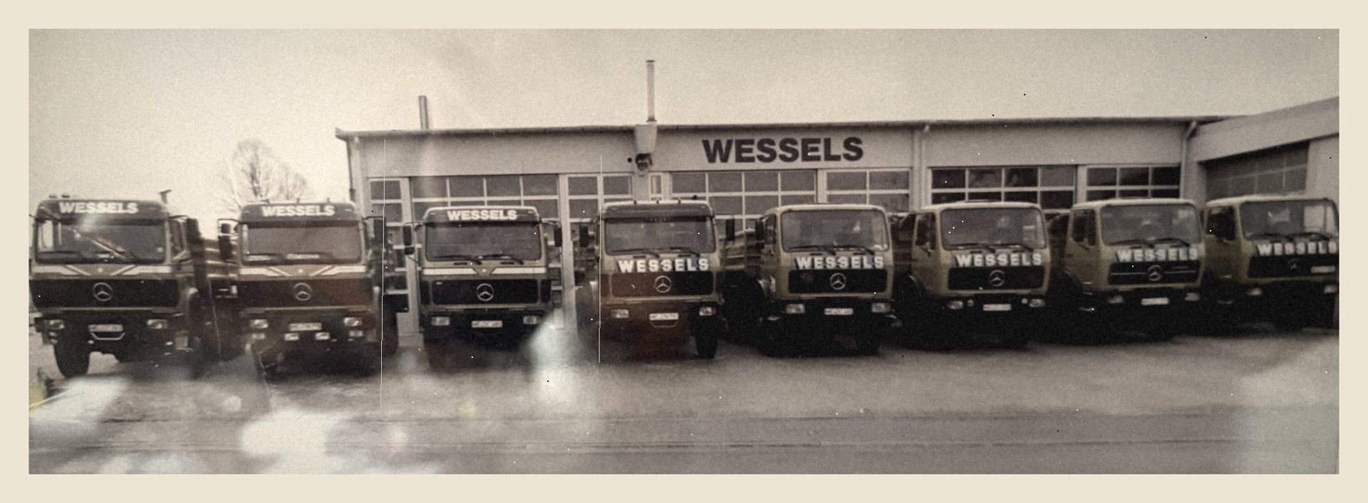 Historisches Foto: Mercedes-Benz-Kipper der Firma Wessels vor der Werkhalle in Schüttorf