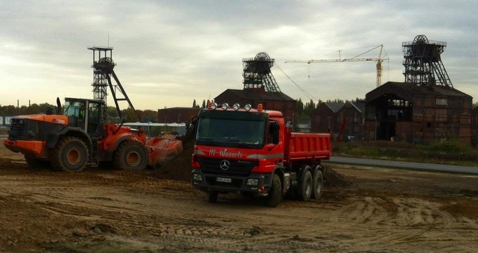 Kipper von M. Wessels wird auf einer Baustelle von einem Radlader beladen