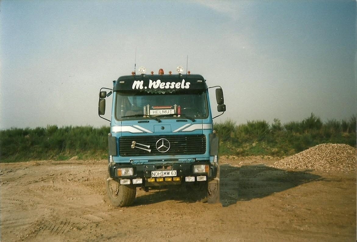 Blauer Kipper-Lkw des Transportunternehmens M. Wessels auf einer Baustelle